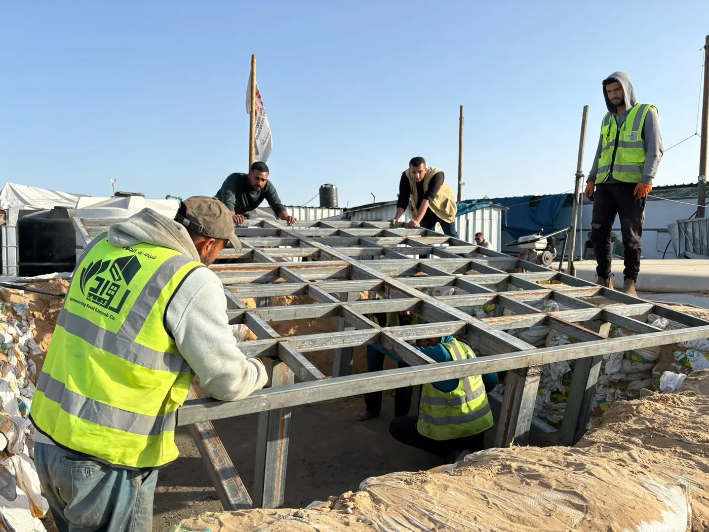 فريق شركة رواد الجنوب أثناء تنفيذ الأعمال