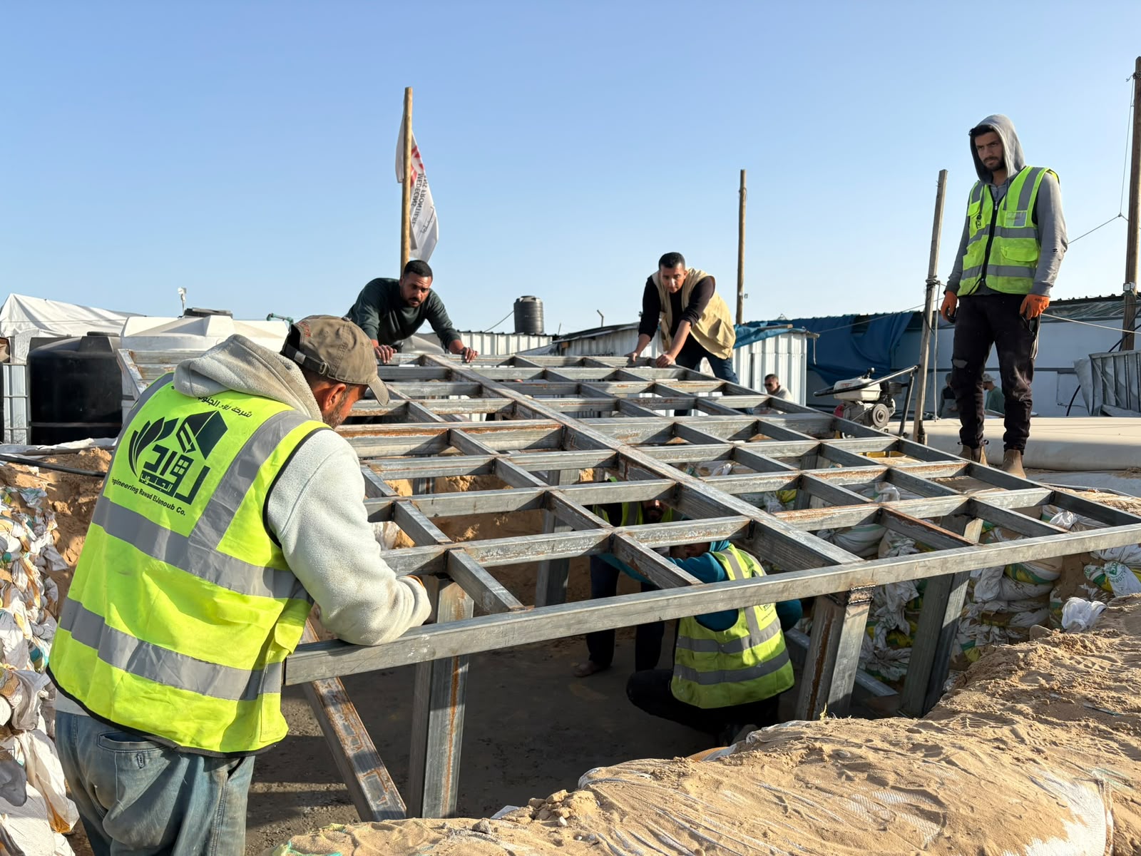 فريق شركة رواد الجنوب أثناء تنفيذ الأعمال